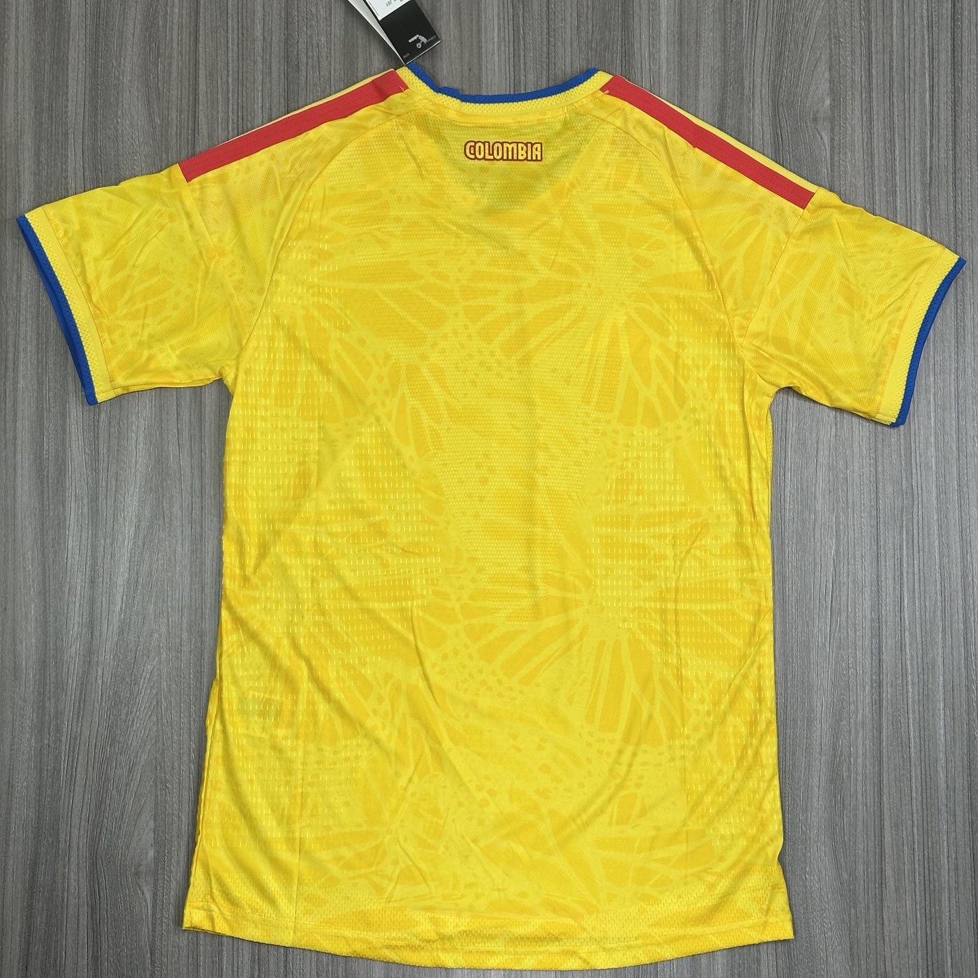 Camiseta Selección Colombia 2026 - Vista trasera con bordado COLOMBIA