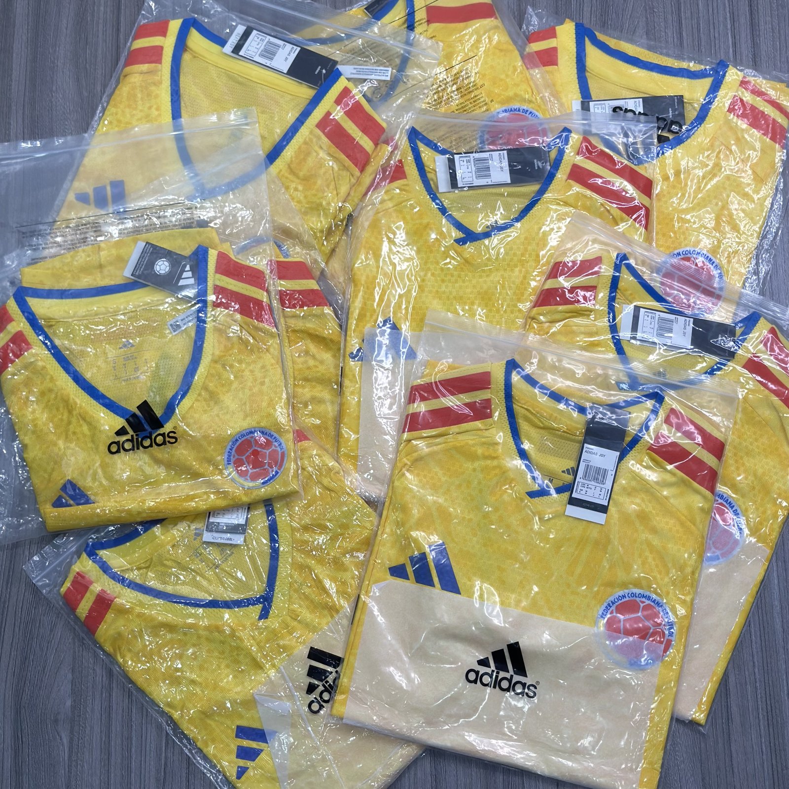 Stock real de camisetas Selección Colombia 2026 con etiquetas y empaque sellado